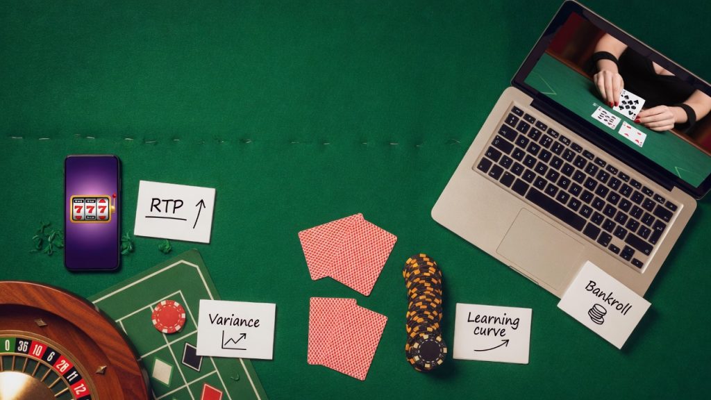 Top-Down-Foto eines aufgeräumten Casino-Flatlays auf grüner Filzunterlage: vier Bereiche für Einsteiger – Smartphone mit